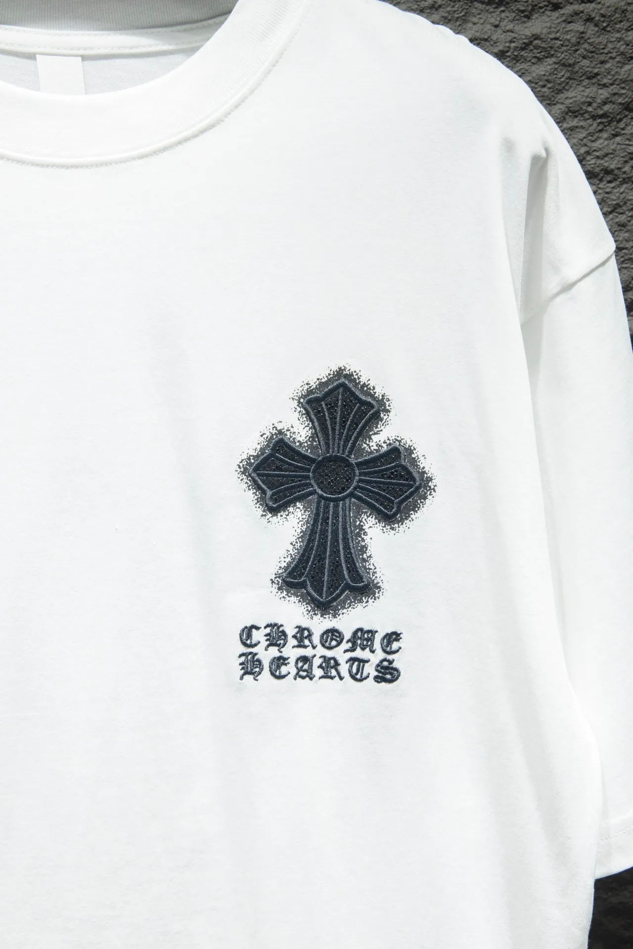 P170 🆕Chrome Hearts os version is really charming and Chrome Hearts is really a must-have. Each season's new version is made to the extreme. It is very practical and can be worn casually. Nice✔️ - ⚠️100% cotton. It is made of 32-count double yarn, 260-gram weight fabric and imported knitted carded cotton. It has moderate thickness, drape and contour, and the upper body is comfortable! ! It is very tolerant to fat body types and can instantly lose five pounds after wearing it!  The front and rear panels are hand-printed on the silk screen platen, and the 3D full-color scan pattern is used as film to ensure that the printing pattern is restored to the highest degree, and the printing has a cracking effect and is reinforced and not easy to fall off. The upper and lower LOGO printing has a strong touch texture. The printing material uses environmentally friendly active water slurry, and the base anti-sublimation liquid. The ready-made garments can withstand washing without stripping. Front panel #Back panel Simple elements# Artistic arrangement of English letters Imported Tajima high-density heavy industry embroidery technology Three-dimensional and full fonts The addition of handmade elements to the body of the garment greatly increases the interest of the garment and creates a unique visual effect. After special fraying effect treatment, a unique distressed effect is formed. An irregular hem is added to the version. This year, Crow Heart is focusing on the version. In the past two years, the oversize version has become the focus of the trend. It has also been a popular staple in the past two years. The change of designers has made this brand an instant hit. The progressive fashion of the times also needs the blood impact of fresh elements and trendy designs in order to continue its glory! It’s stylish both inside and outside, a must-have for high street travel! An absolute "eye-catching style" that can match couples 💏 Color: black and white Size: S M L XL